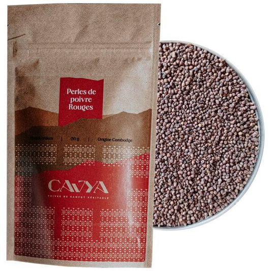 un sachet de perles de poivre rouges de la marque cavya à côté d'une boîte remplie des mêmes perles
